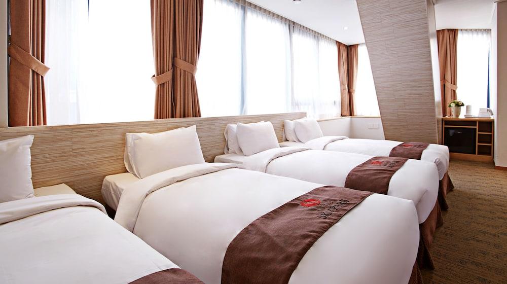 Hotel Skypark Myeongdong 2 Seoul Exterior photo